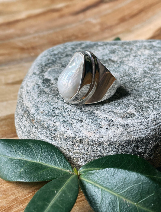 Mother of Pearl Ring (Size 7)